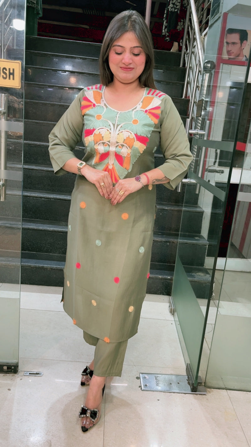 Beautiful three piece kurta set comes with Kashmiri embroidery work