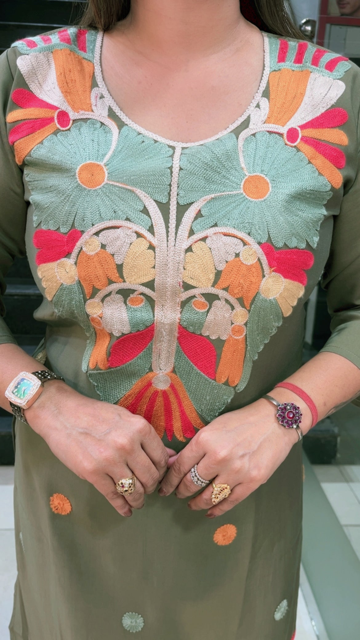 Beautiful three piece kurta set comes with Kashmiri embroidery work