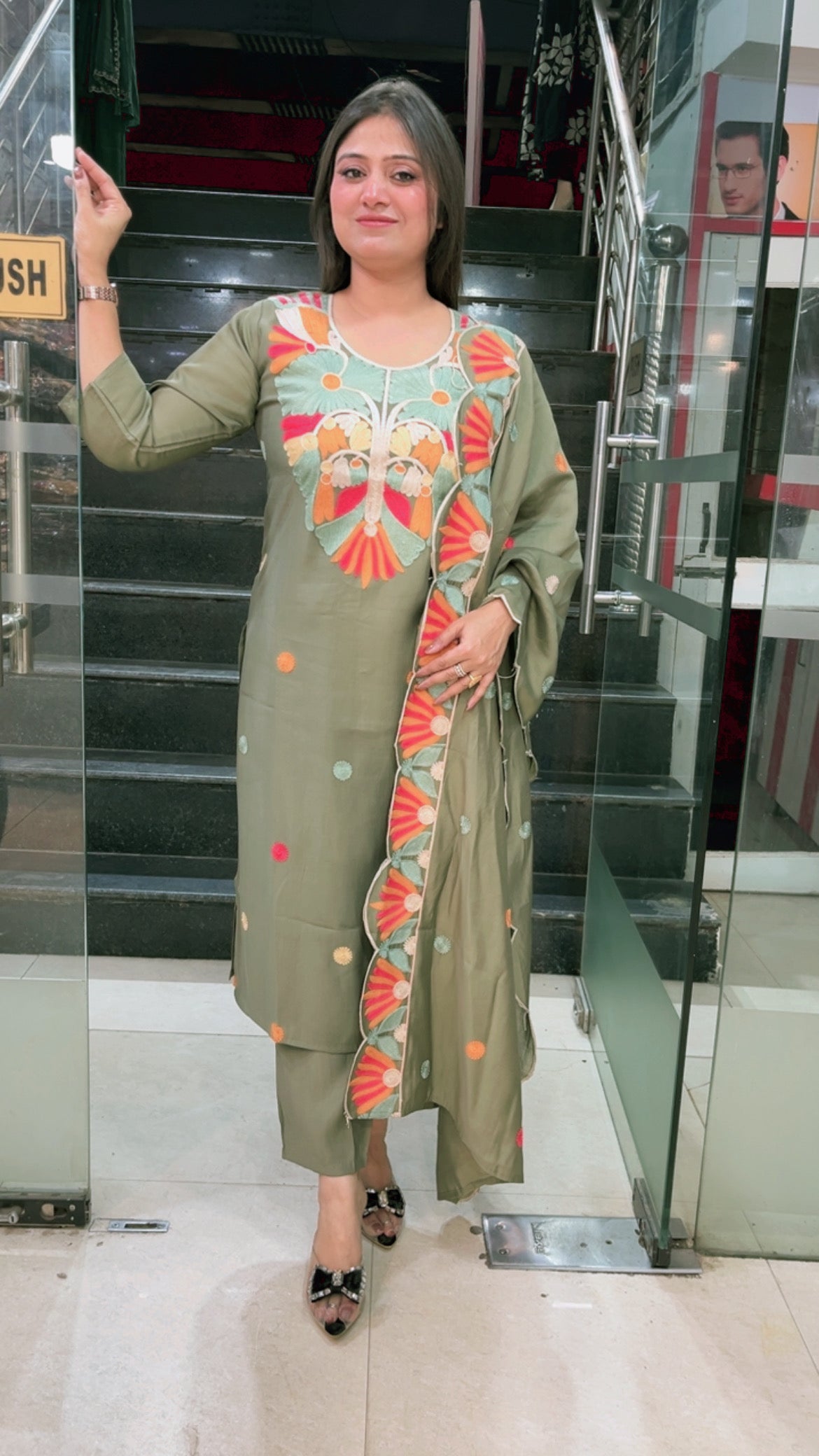Beautiful three piece kurta set comes with Kashmiri embroidery work