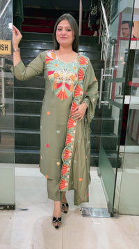 Beautiful three piece kurta set comes with Kashmiri embroidery work